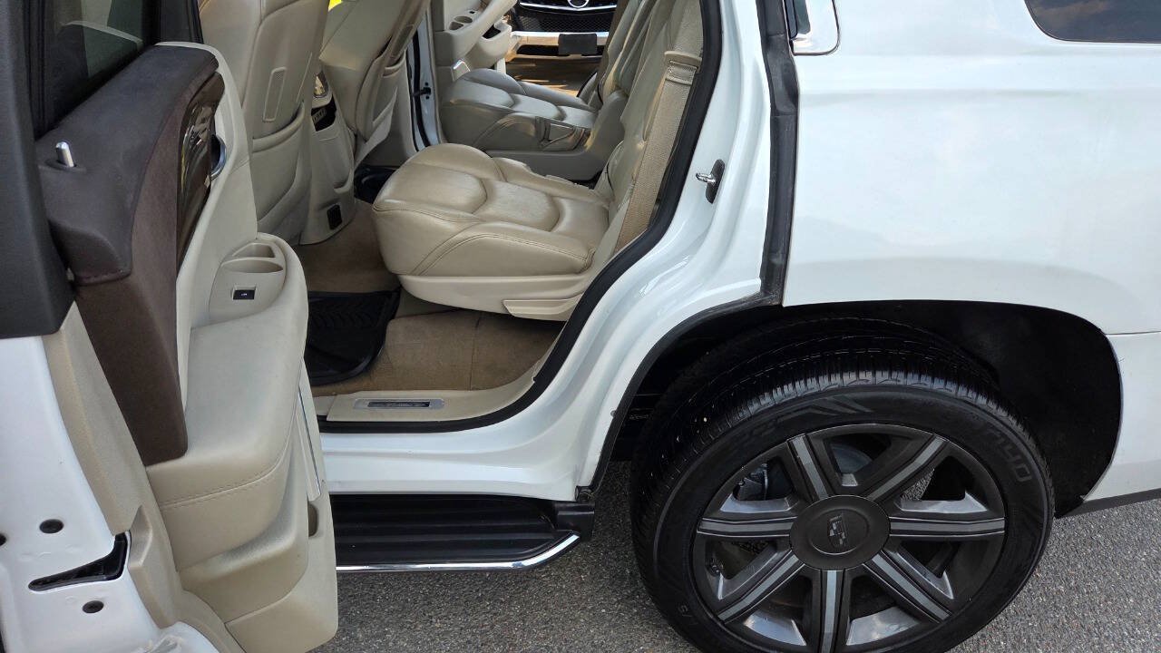 Used 2017 Cadillac Escalade Luxury AWD/4WD image 38