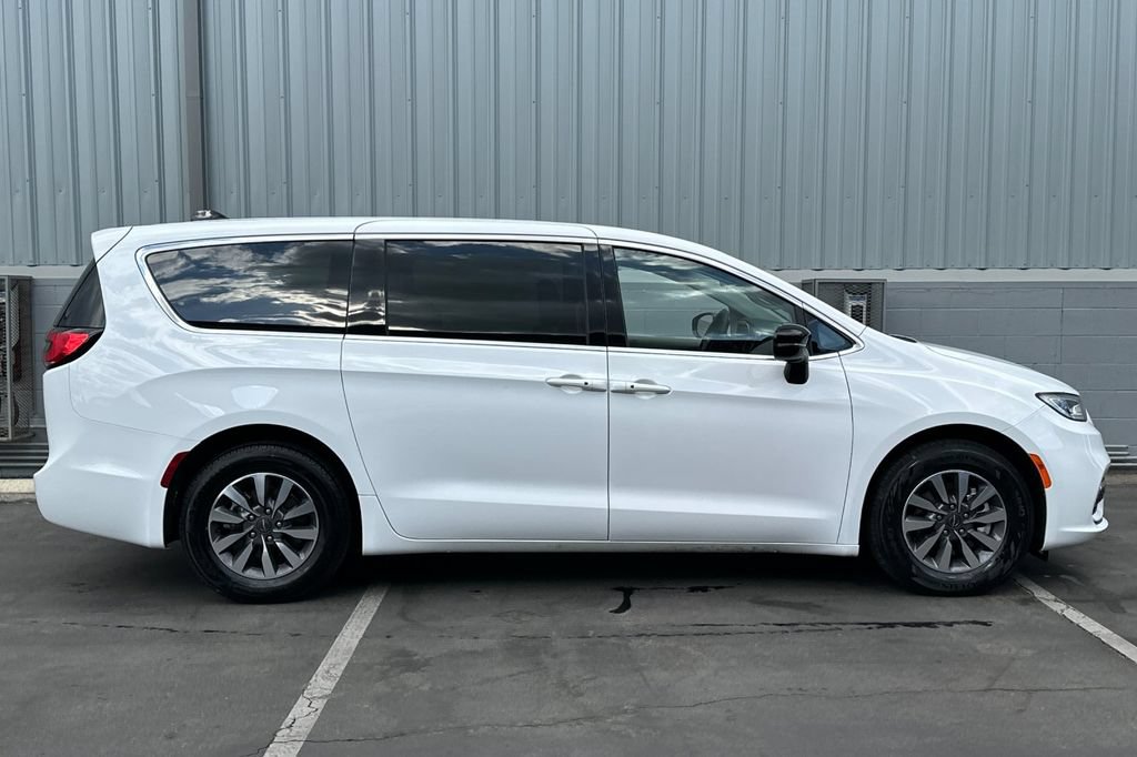 Used 2024 Chrysler Pacifica Limited FWD image 3