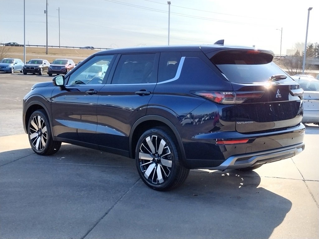 New 2025 Mitsubishi Outlander SE image 18
