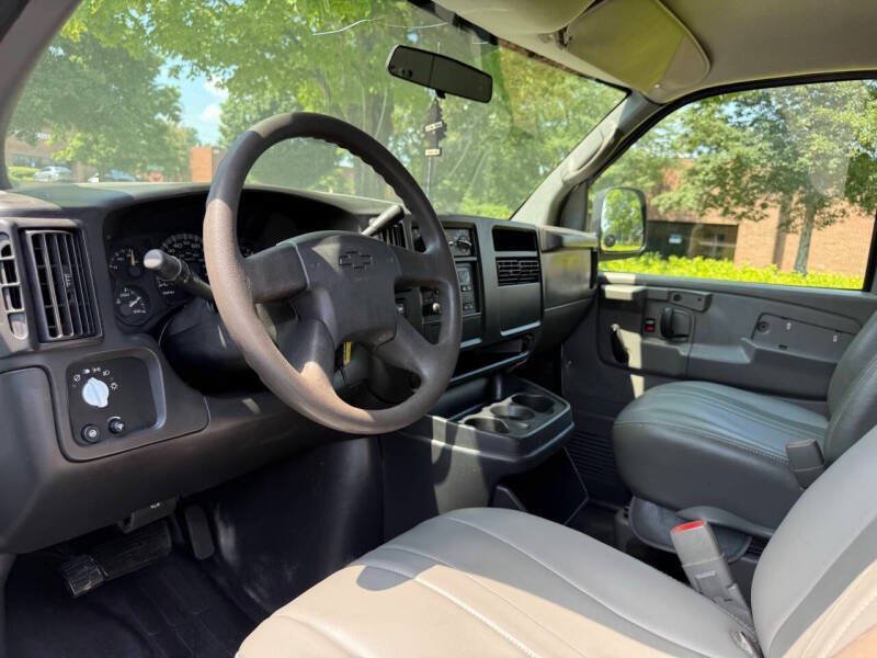 Used 2004 Chevrolet Express 2500 RWD image 2