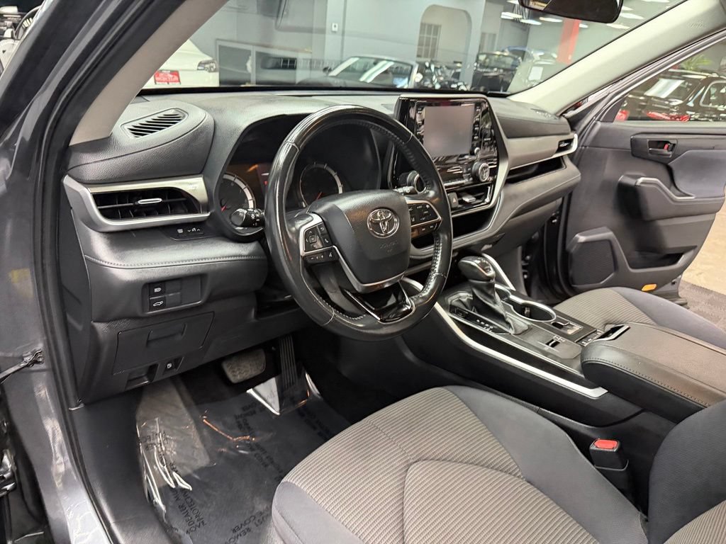 Used 2020 Toyota Highlander LE FWD image 35