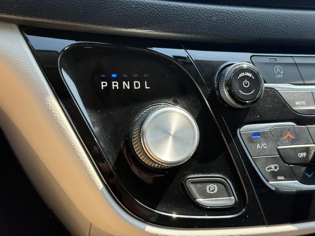 Used 2020 Chrysler Pacifica Touring FWD image 23
