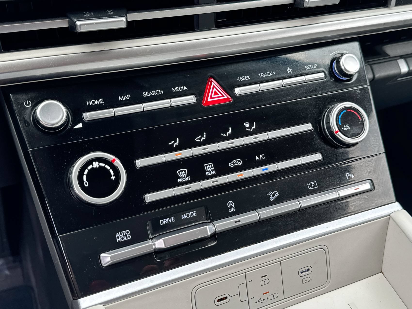 Used 2024 Hyundai Santa Fe SE FWD image 18