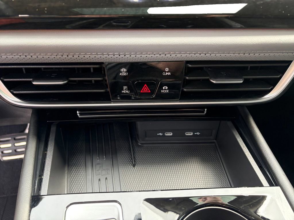 Certified 2025 Volkswagen Atlas Peak Edition SE AWD/4WD image 17