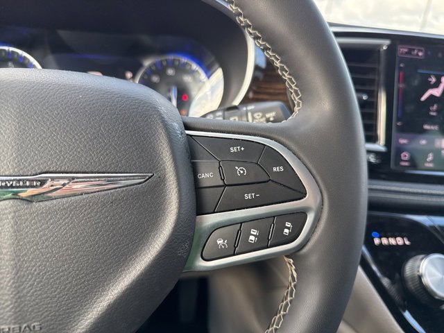 Used 2023 Chrysler Pacifica Limited image 17