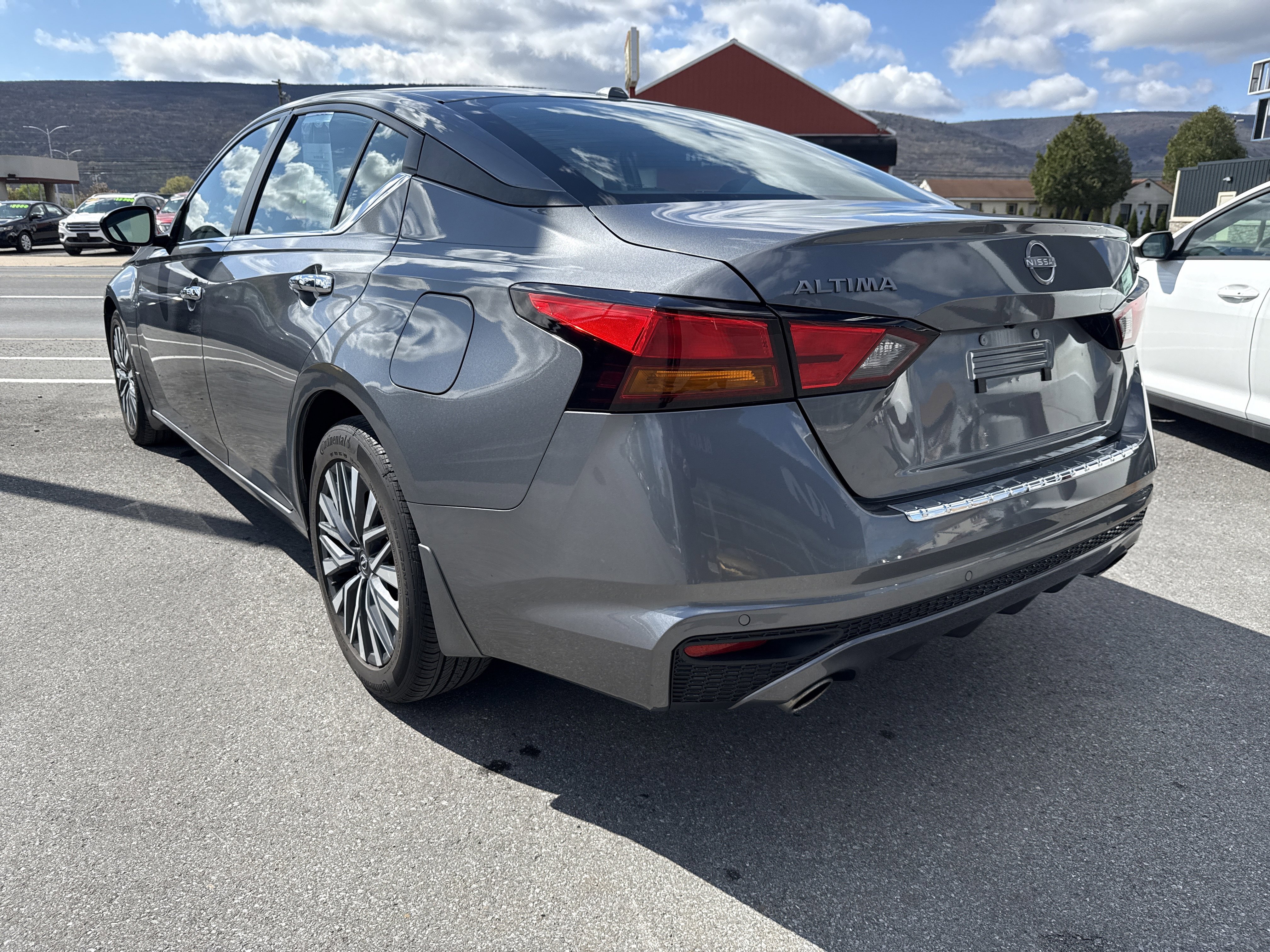 Used 2023 Nissan Altima 2.5 SV w/ SV Premium Package FWD image 6