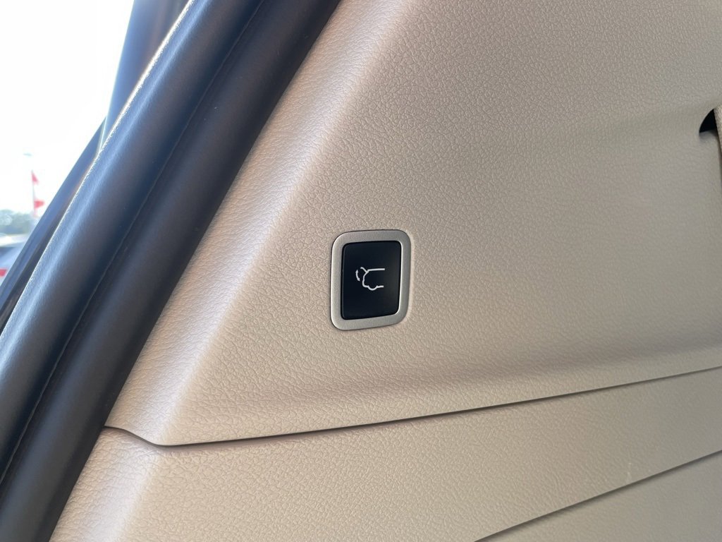 Used 2024 Chrysler Pacifica Touring-L image 34