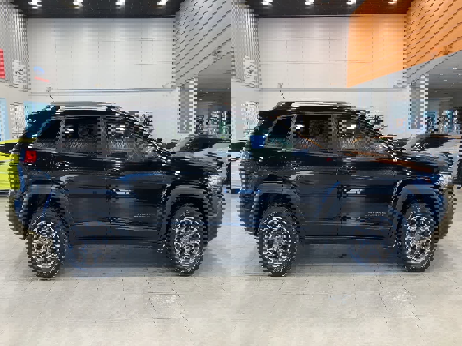 Used 2020 Jeep Cherokee Trailhawk w/ Cold Weather Group image 4