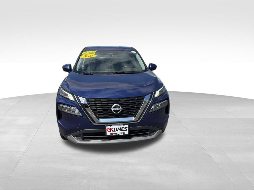 Used 2023 Nissan Rogue SV image 3