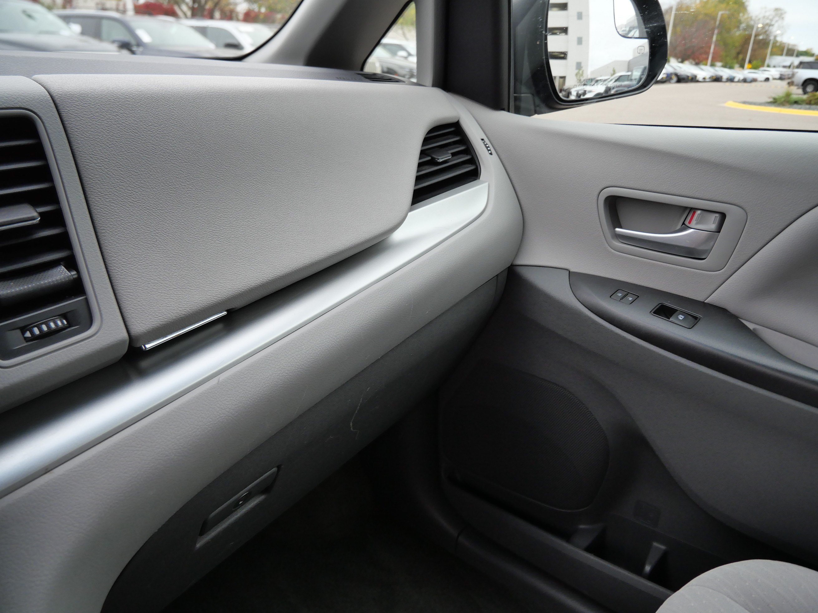 Used 2017 Toyota Sienna LE AWD/4WD image 30