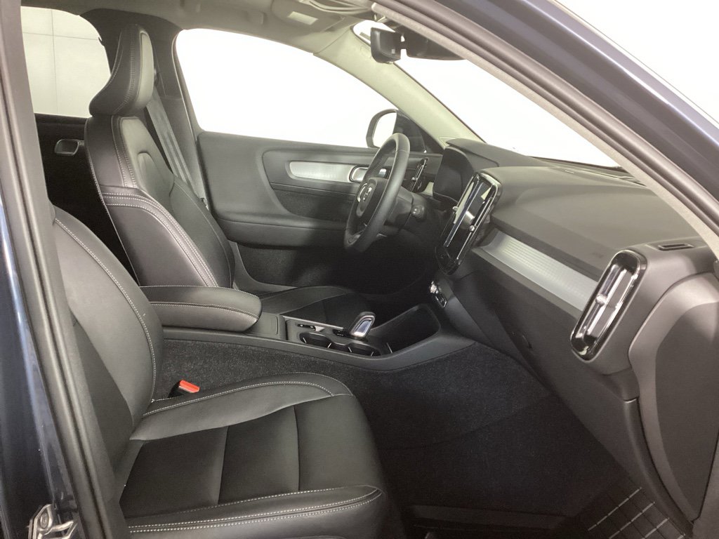 Used 2021 Volvo XC40 T5 Momentum w/ Premium Package image 9
