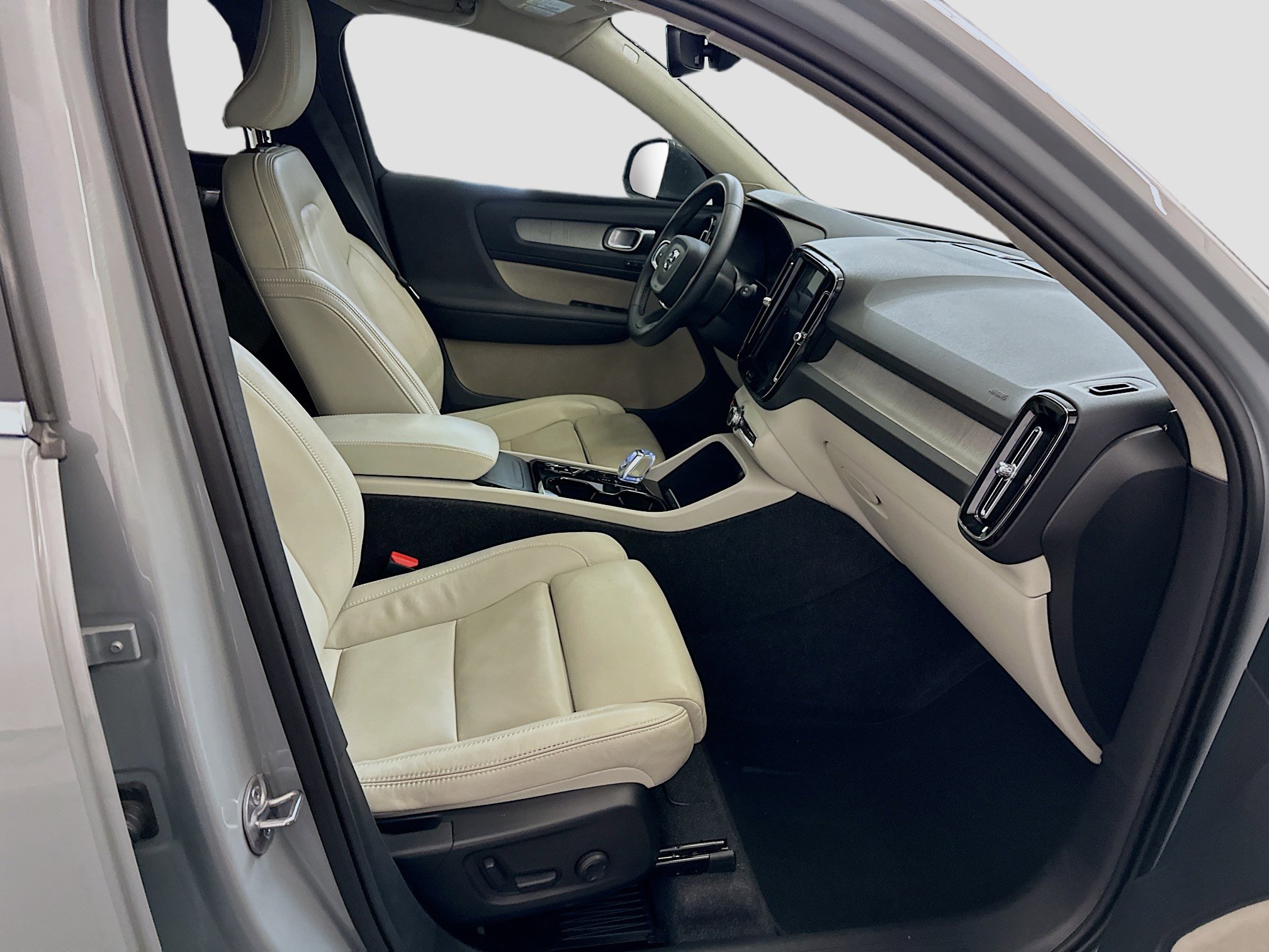 Used 2024 Volvo XC40 B5 Plus image 34