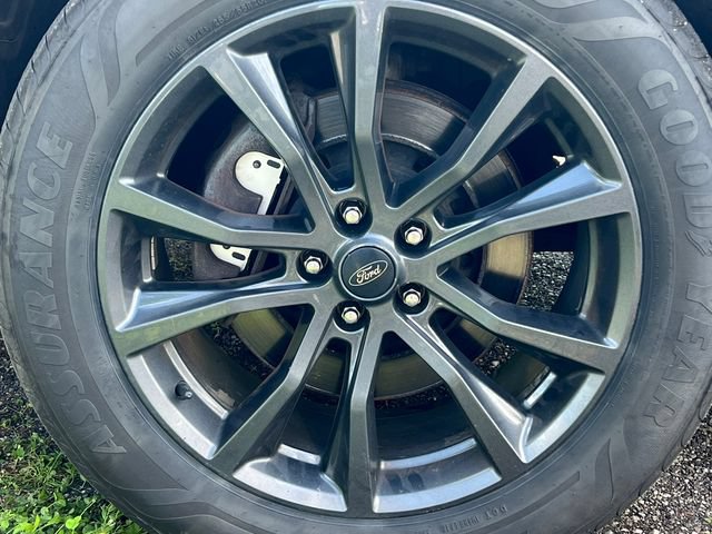 Used 2018 Ford Explorer XLT w/ Equipment Group 202A AWD/4WD image 16