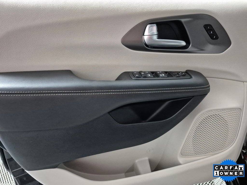 Used 2024 Chrysler Pacifica Touring-L image 13