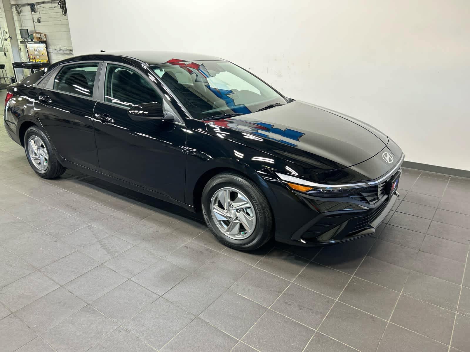New 2026 Hyundai Elantra SE FWD image 2