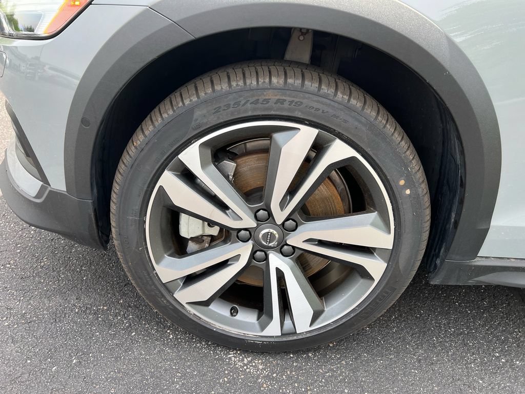 Certified 2025 Volvo V60 B5 Cross Country Plus AWD/4WD image 9