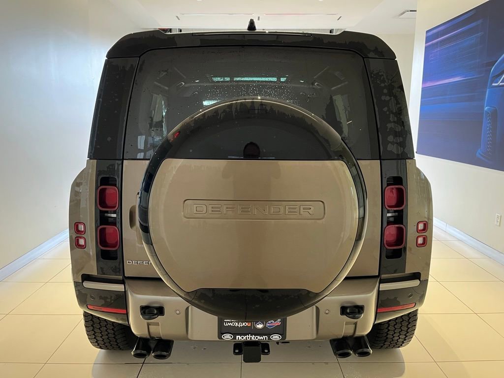 Used 2024 Land Rover Defender 110 X-Dynamic SE image 3