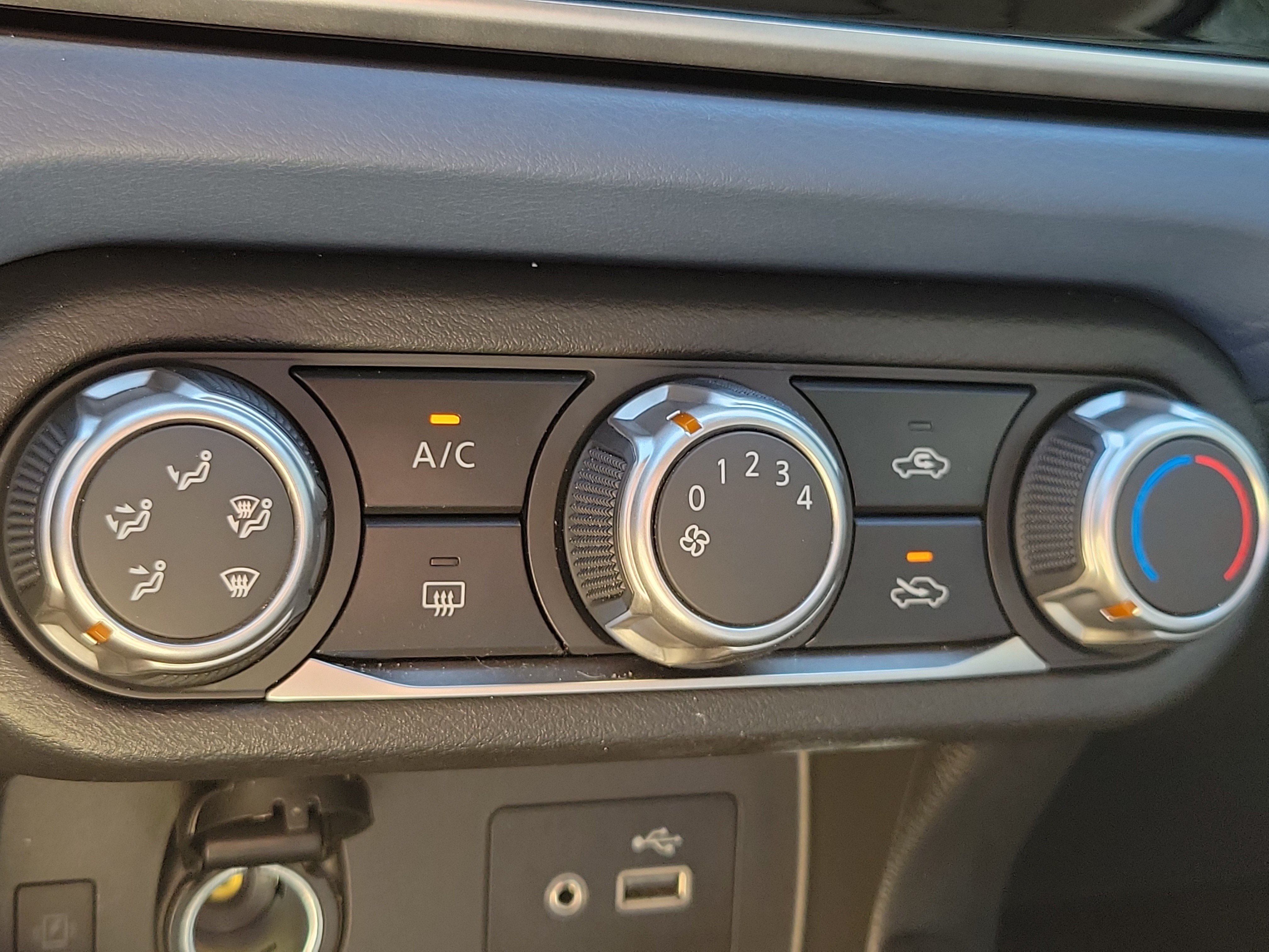 Used 2025 Nissan Versa SV FWD image 21