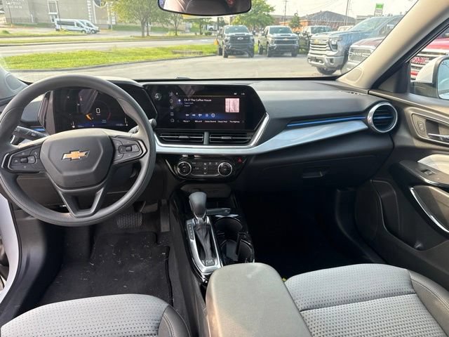 Used 2025 Chevrolet Trax LT FWD image 20