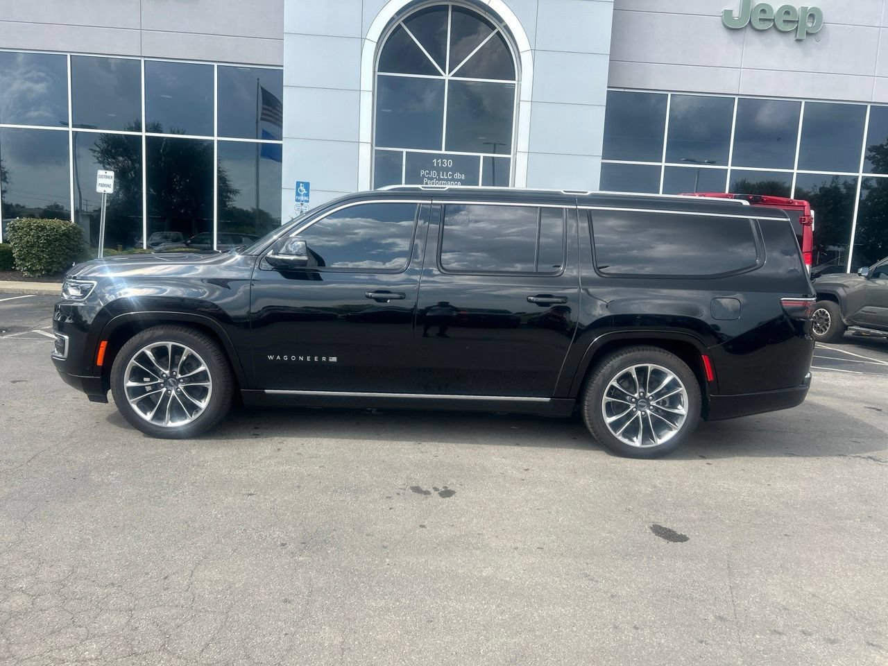 Used 2024 Jeep Wagoneer L Series III w/ Premium Group I AWD/4WD image 6