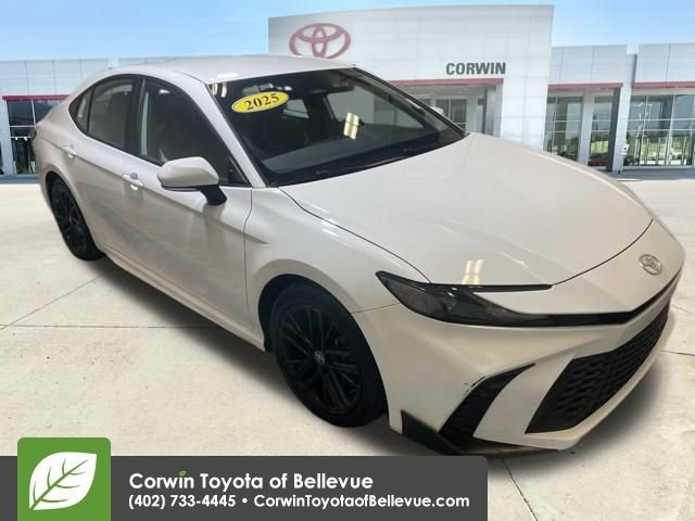 Used 2025 Toyota Camry SE image 7
