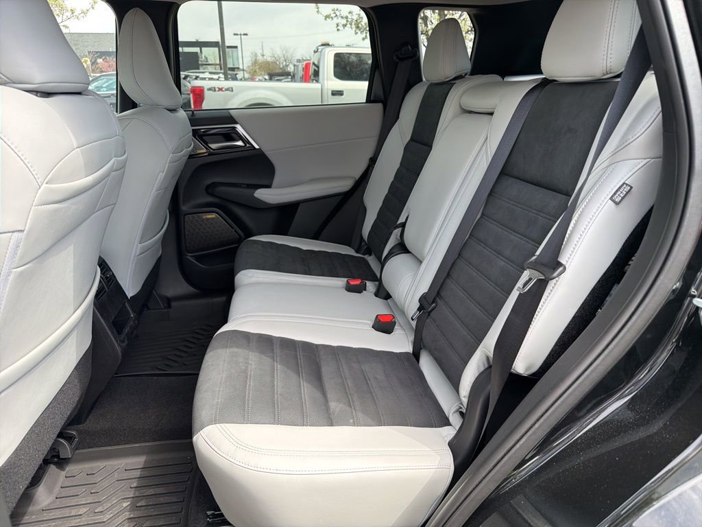Used 2025 Mitsubishi Outlander SE image 9