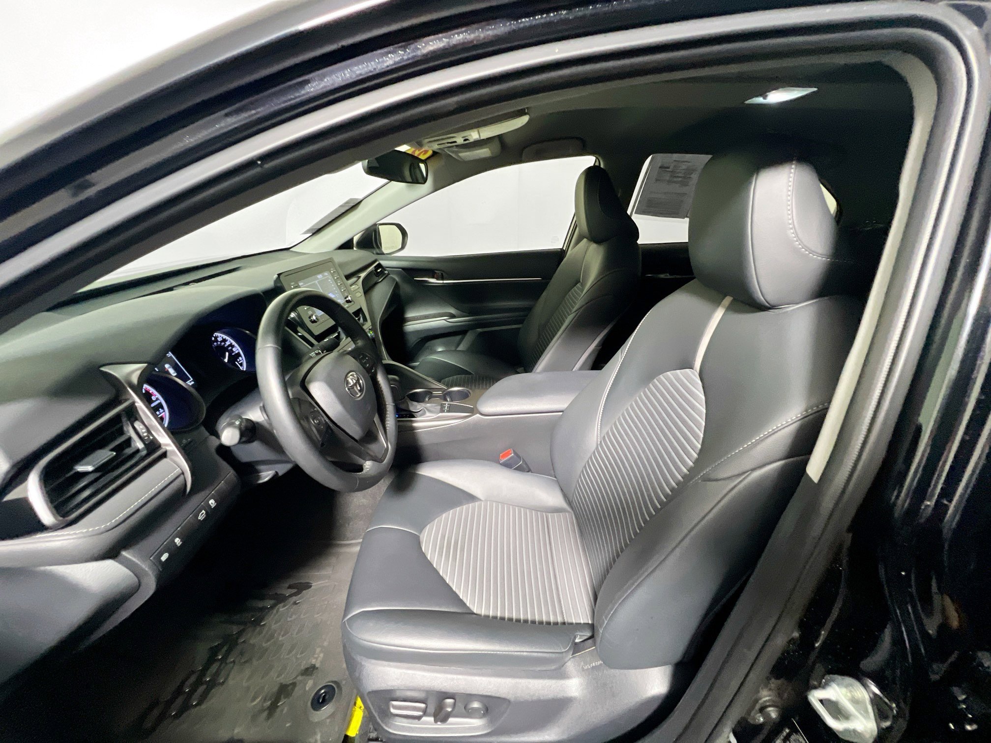 Used 2023 Toyota Camry SE image 14