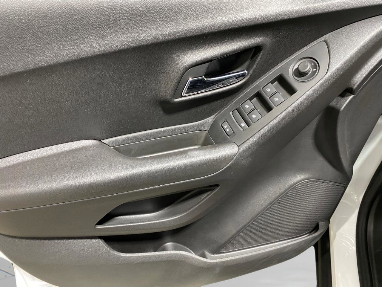 Used 2018 Chevrolet Trax LT w/ LT Convenience Package image 8
