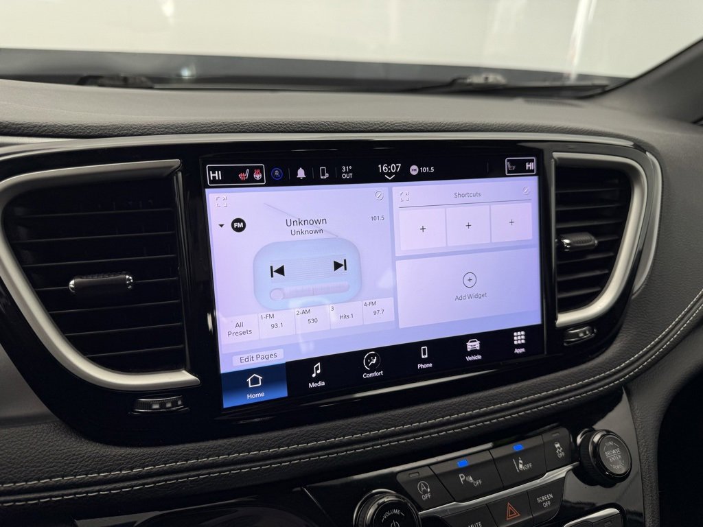 Used 2023 Chrysler Pacifica Touring image 27