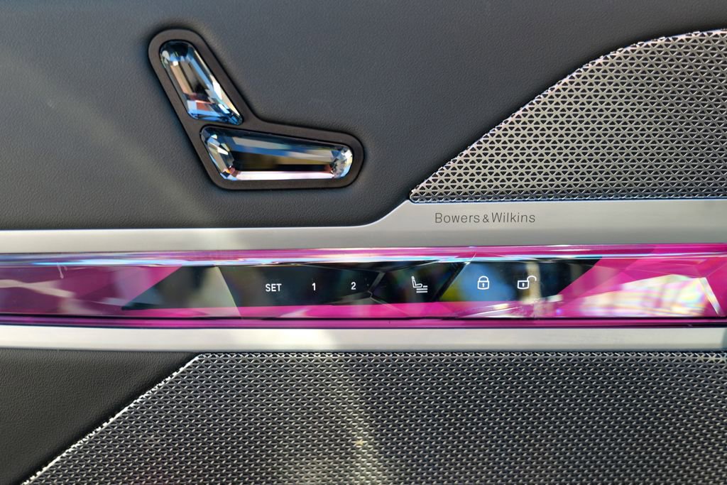 Used 2023 BMW 740i w/ Parking Assistance Package image 17