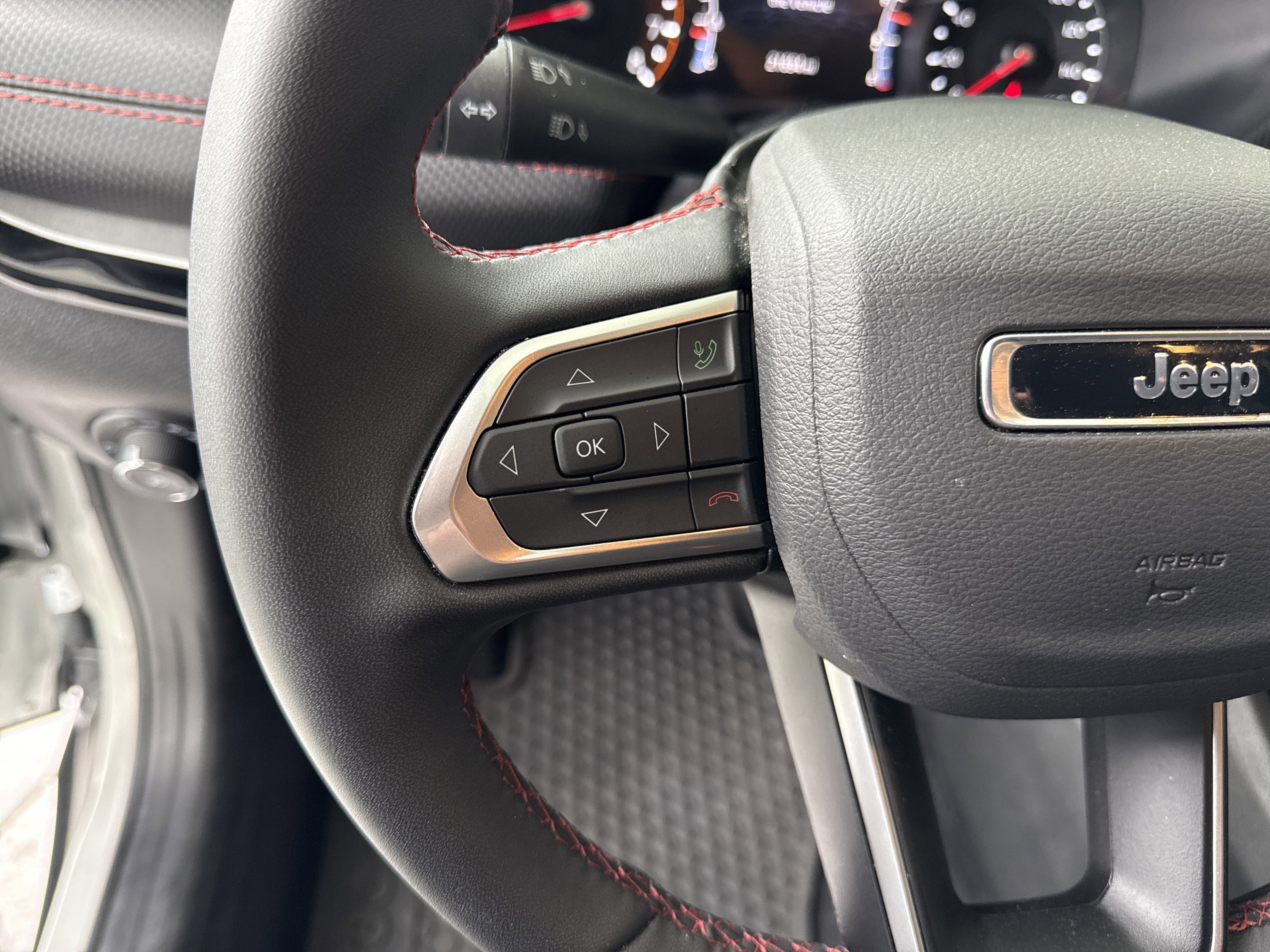 Used 2025 Jeep Compass Trailhawk image 18