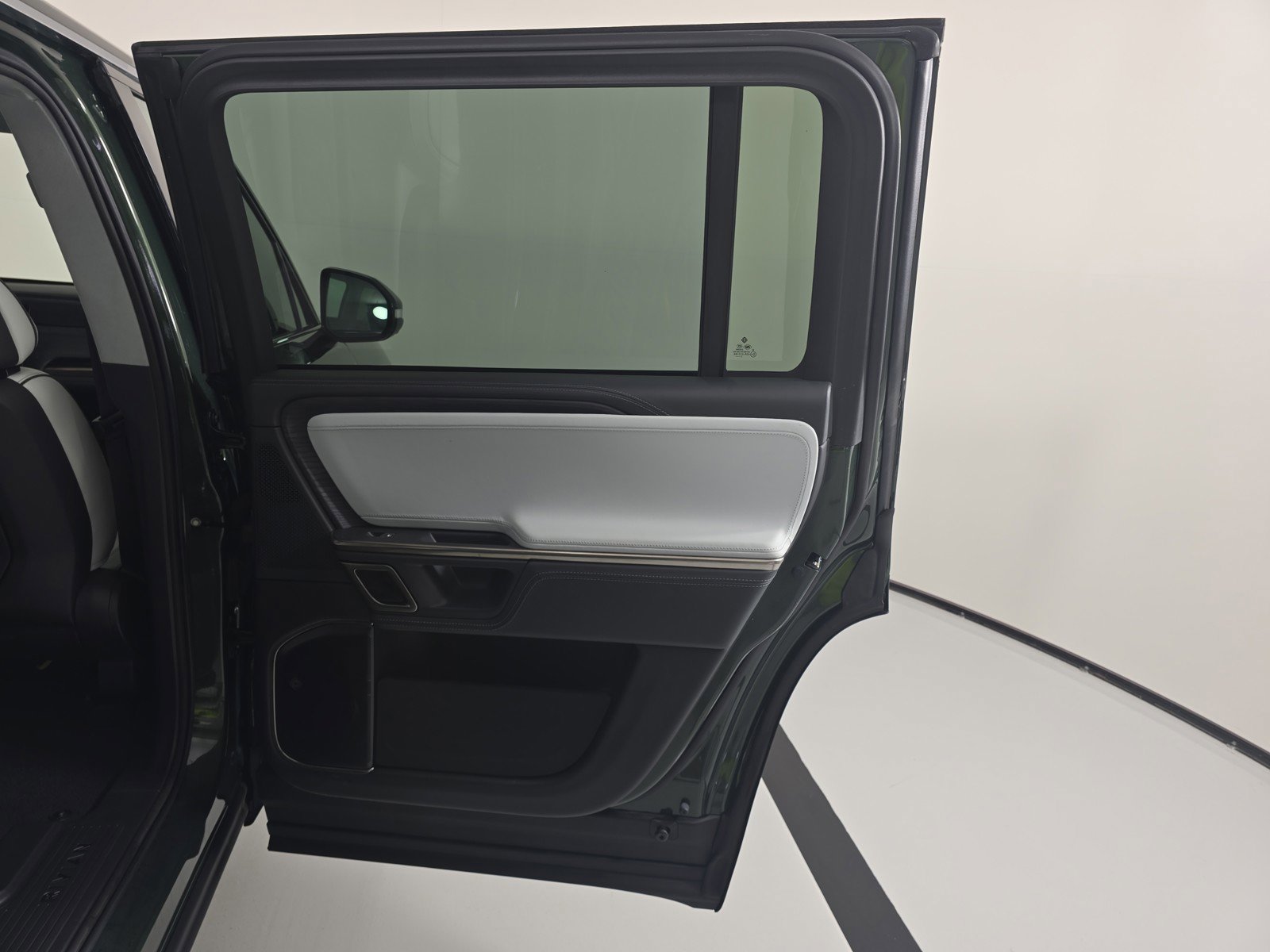 Used 2024 Rivian R1S Adventure AWD/4WD image 19