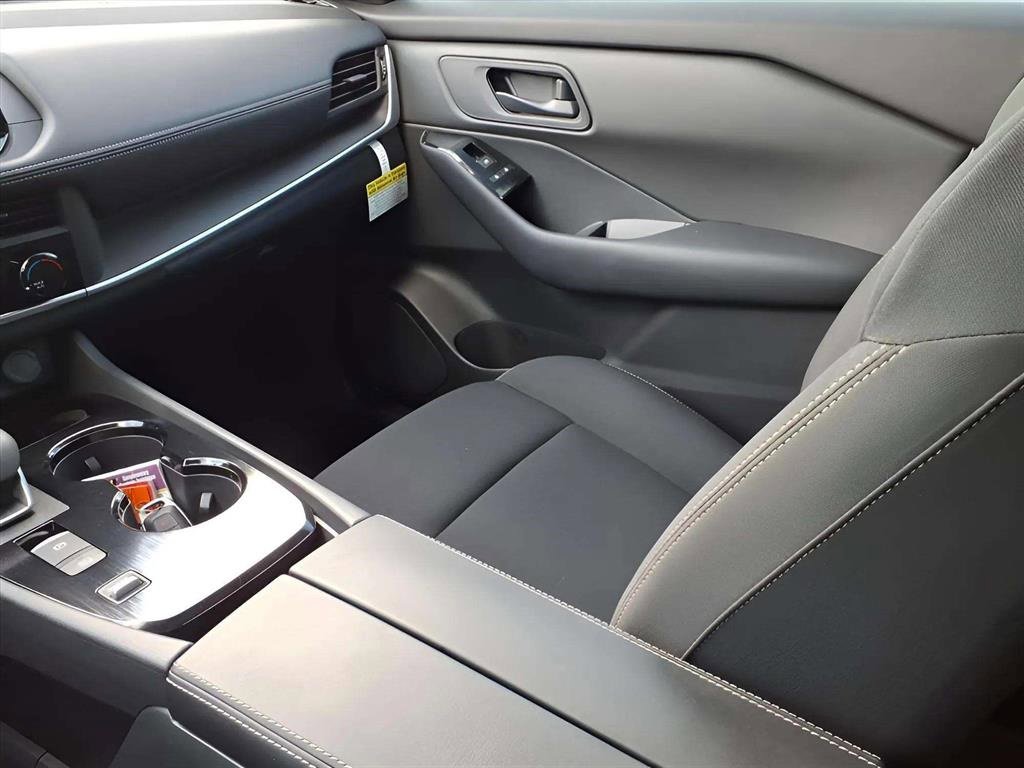 Used 2025 Nissan Rogue S image 12