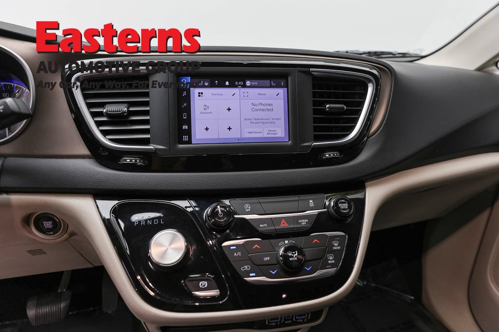 Used 2022 Chrysler Voyager LX FWD image 12