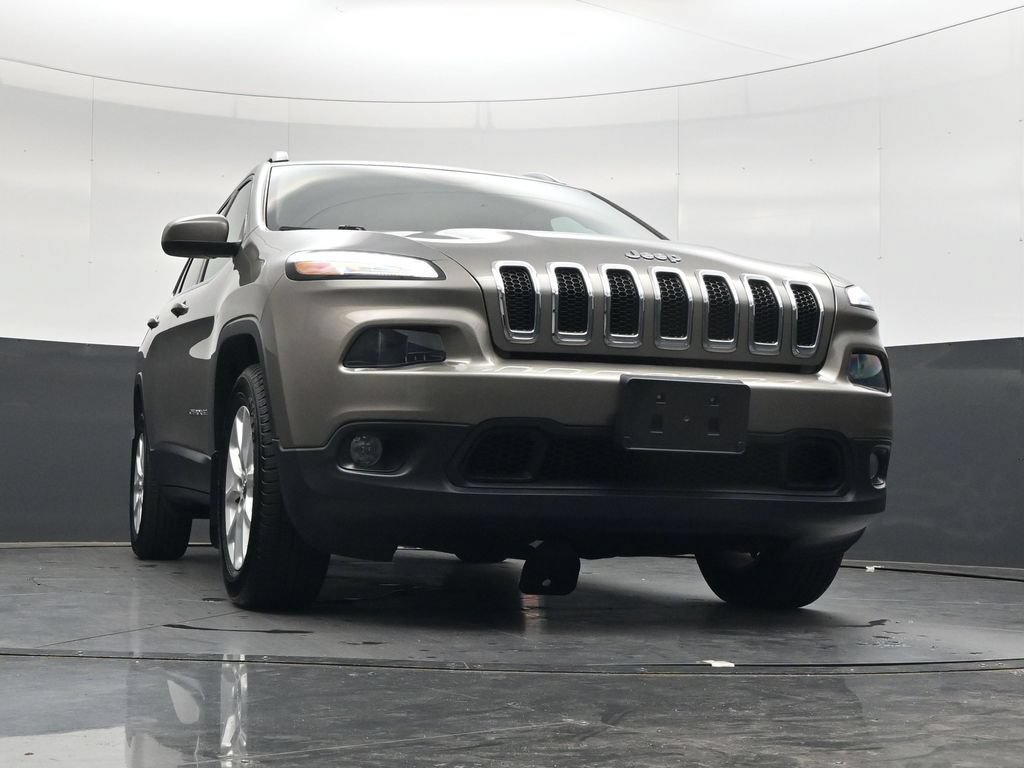 Used 2018 Jeep Cherokee Latitude w/ Cold Weather Group AWD/4WD image 40