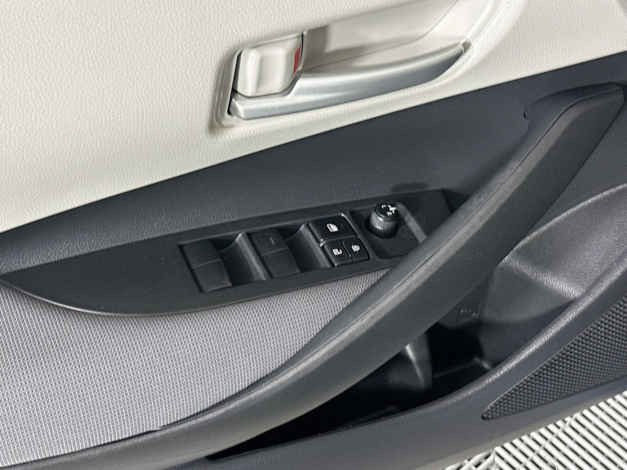 Used 2021 Toyota Corolla L FWD image 14