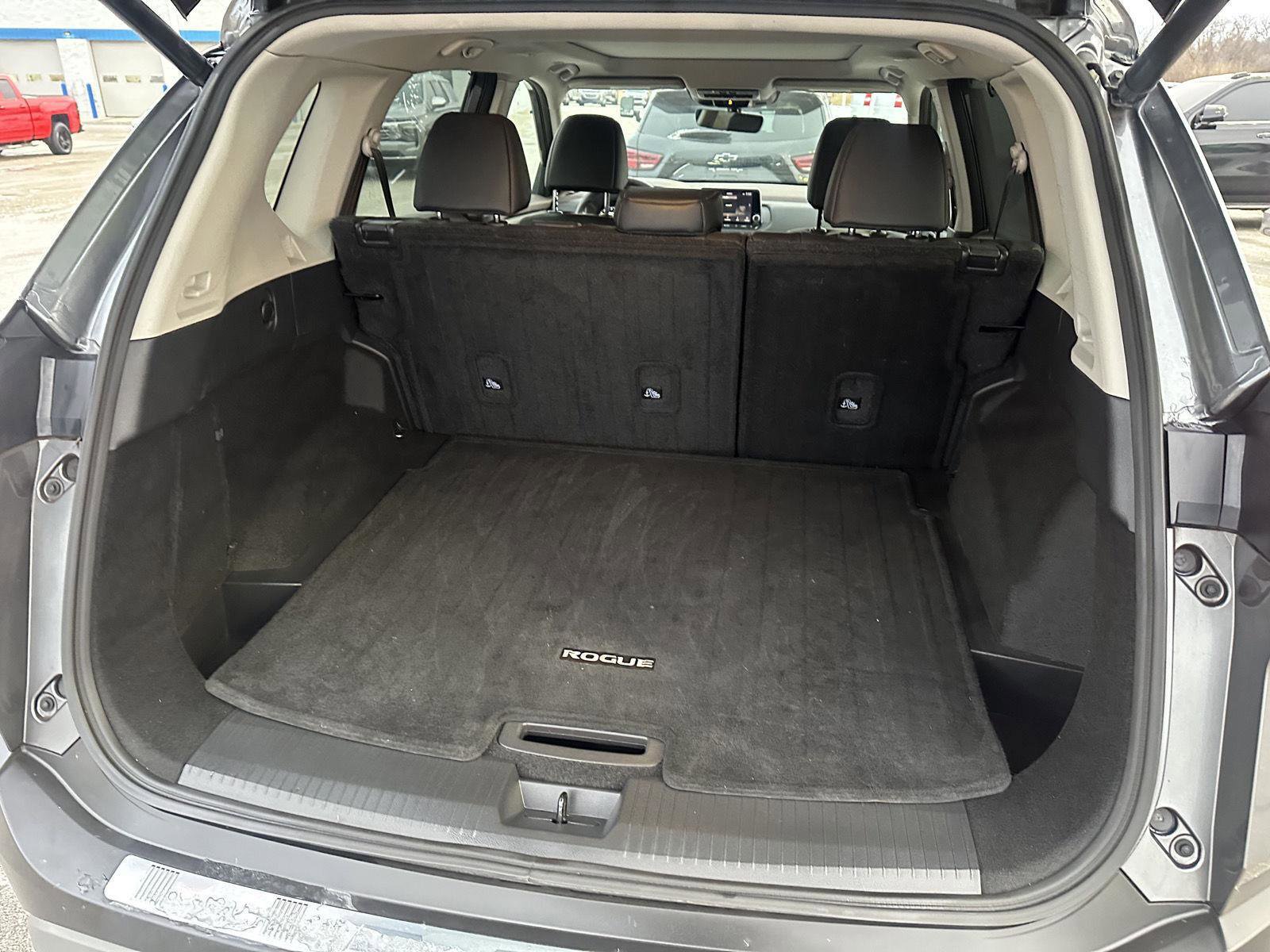 Used 2022 Nissan Rogue SV w/ SV Premium Package image 5