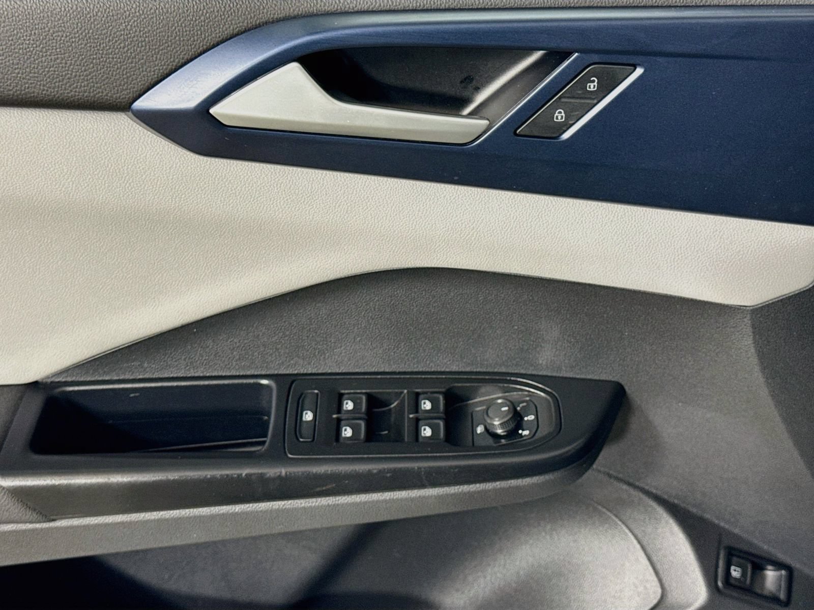 Certified 2023 Volkswagen Taos SE FWD image 11