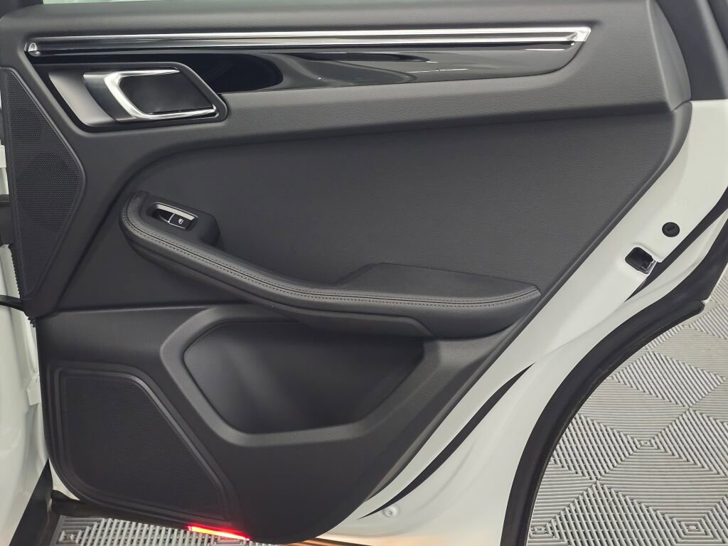 Certified 2025 Porsche Macan image 26