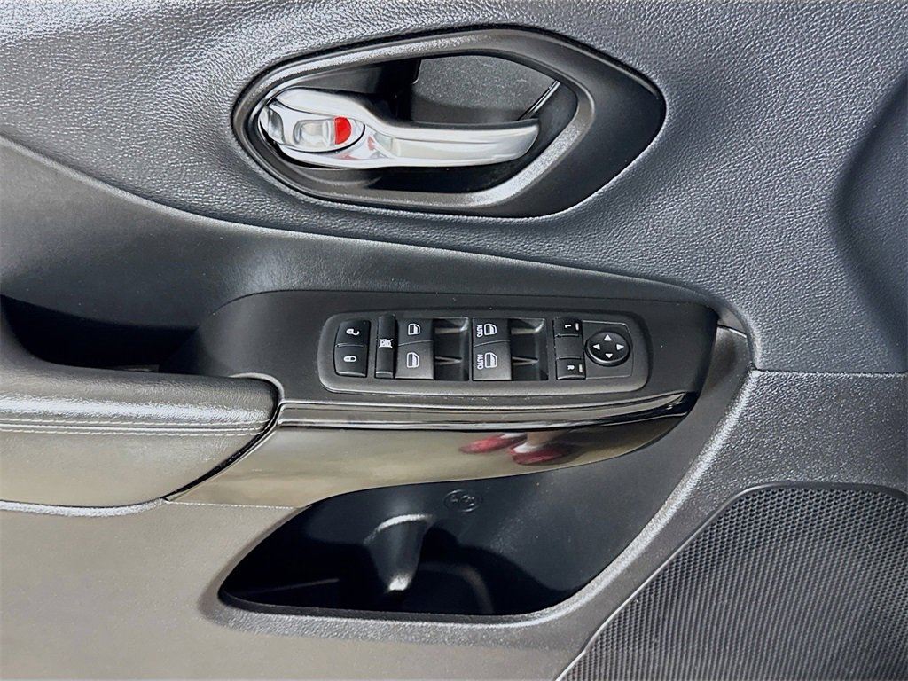 Used 2023 Jeep Cherokee Altitude Lux image 16