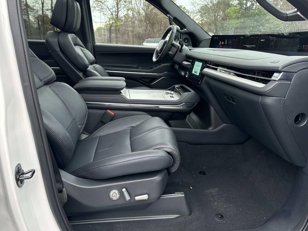 New 2025 Lincoln Navigator Reserve w/ Jet Appearance Package image 13