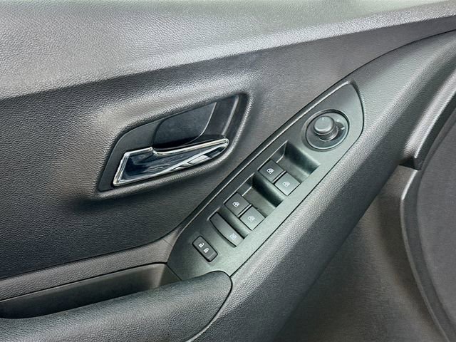 Used 2018 Chevrolet Trax LT w/ Sun & Sound Package image 17
