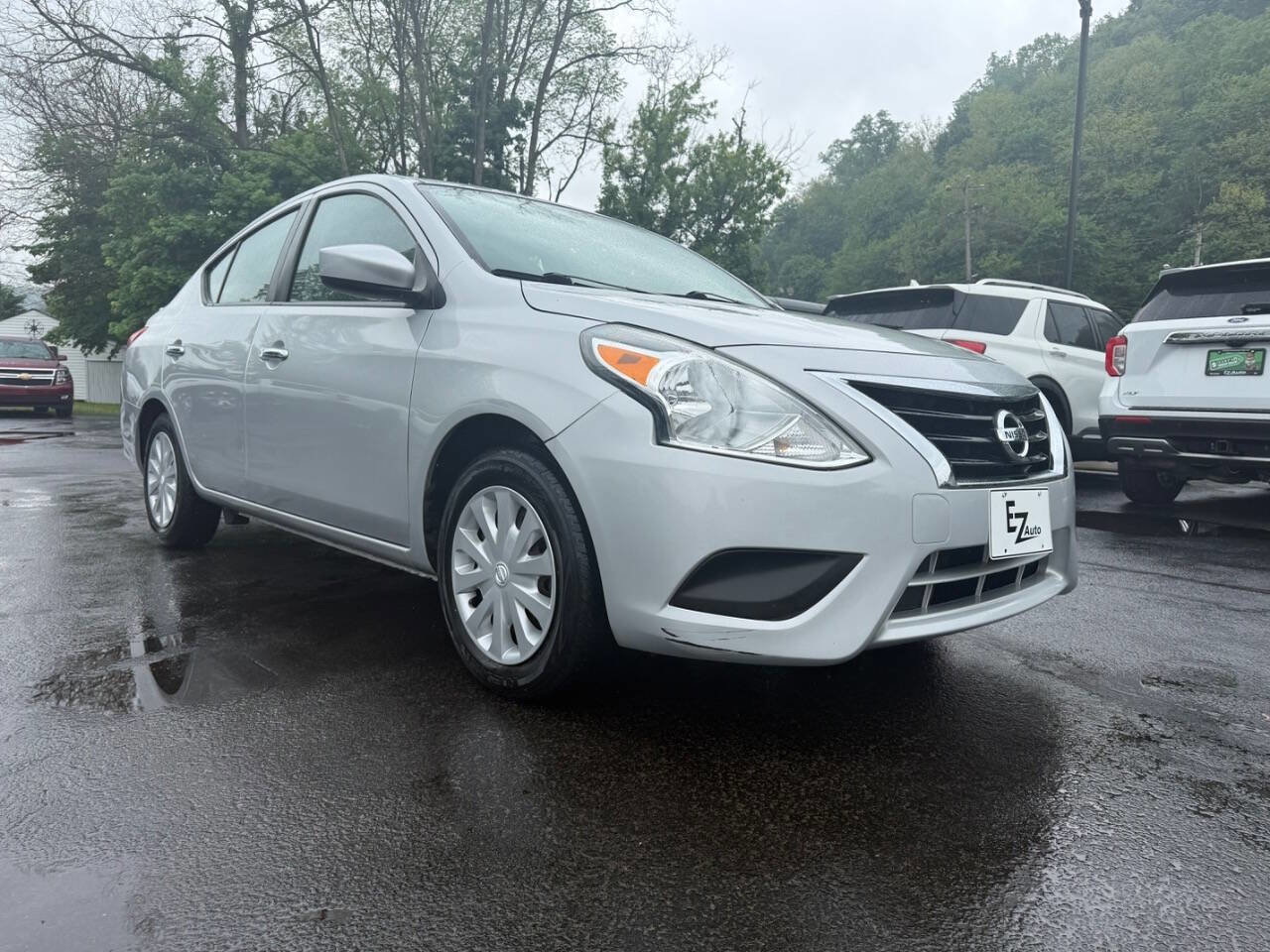 Used 2017 Nissan Versa SV FWD image 2
