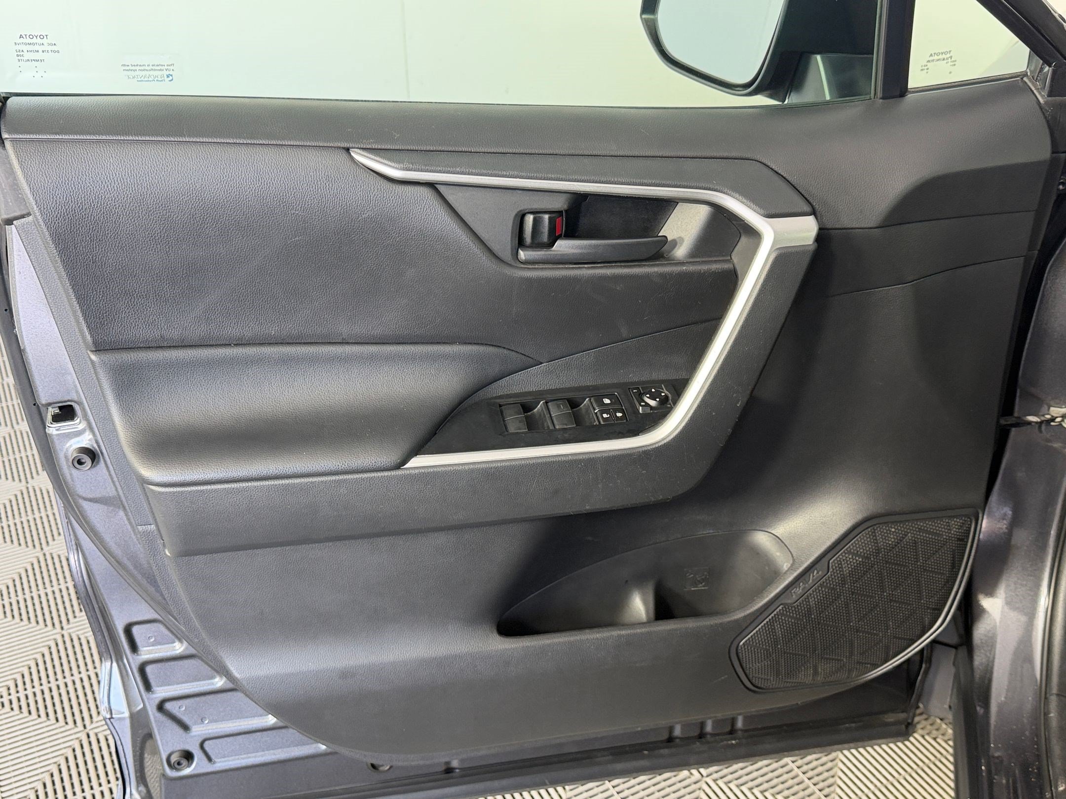 Used 2021 Toyota RAV4 LE FWD image 12