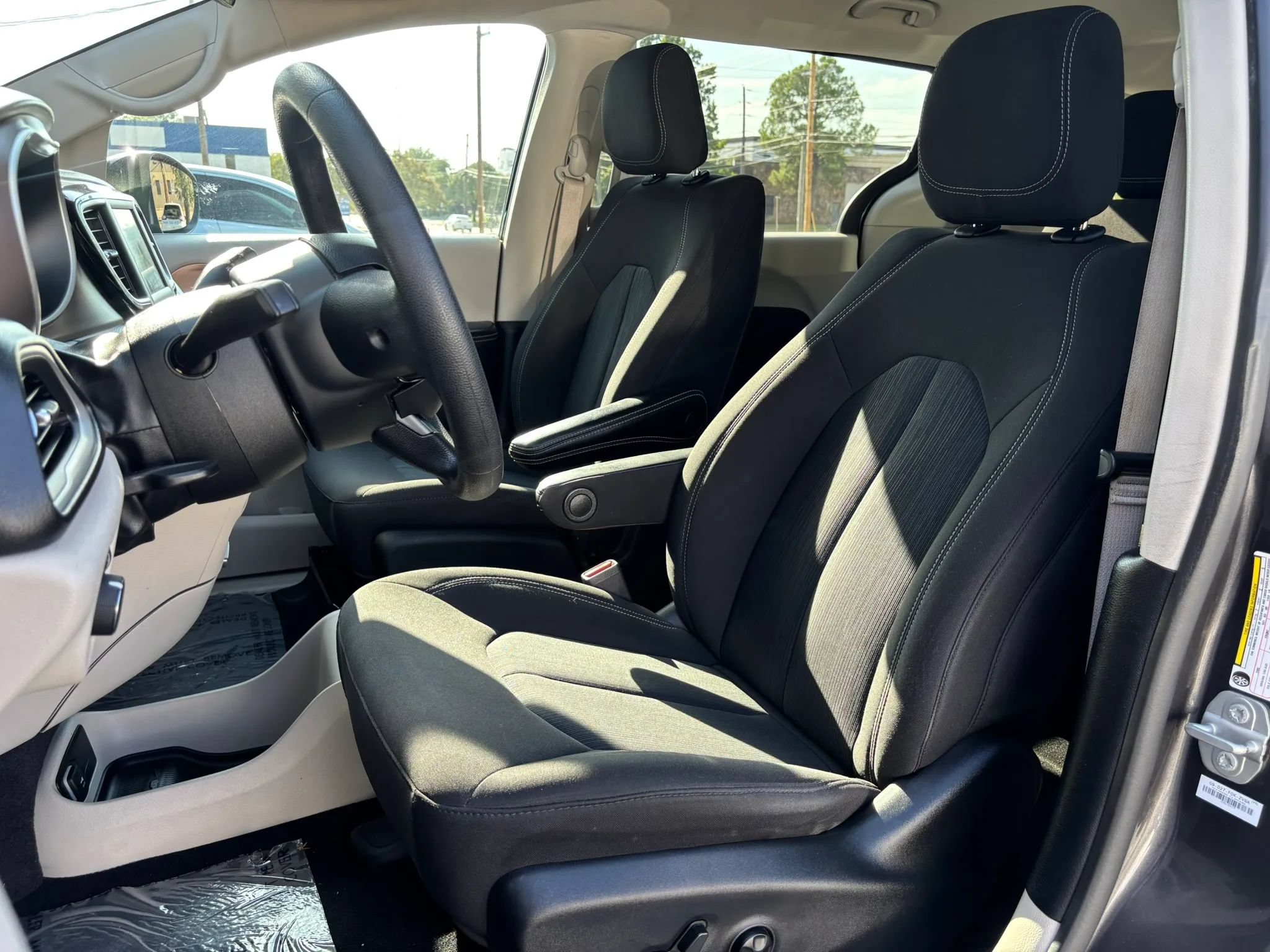 Used 2021 Chrysler Voyager L FWD image 11
