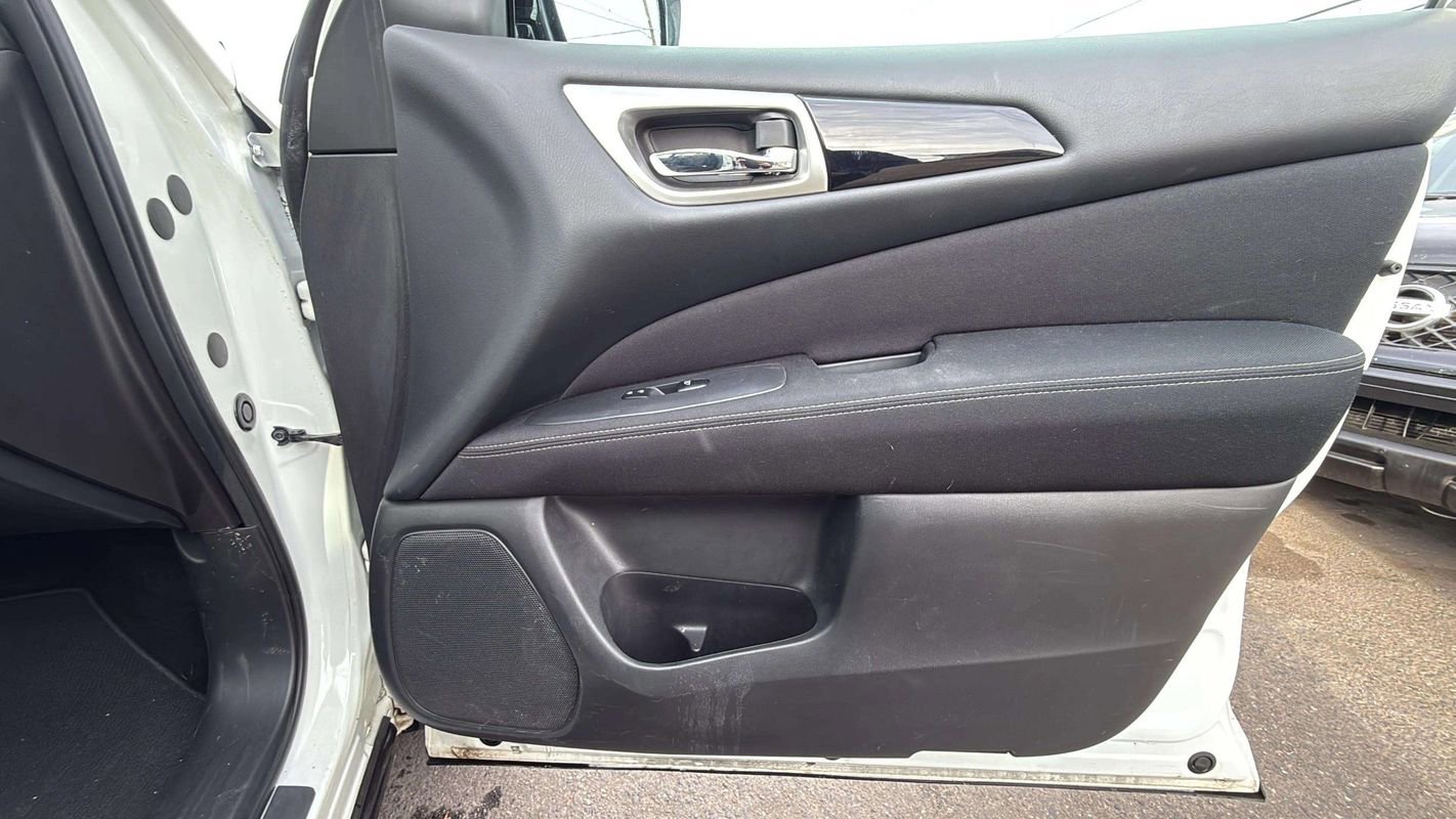 Used 2017 Nissan Pathfinder SV image 19