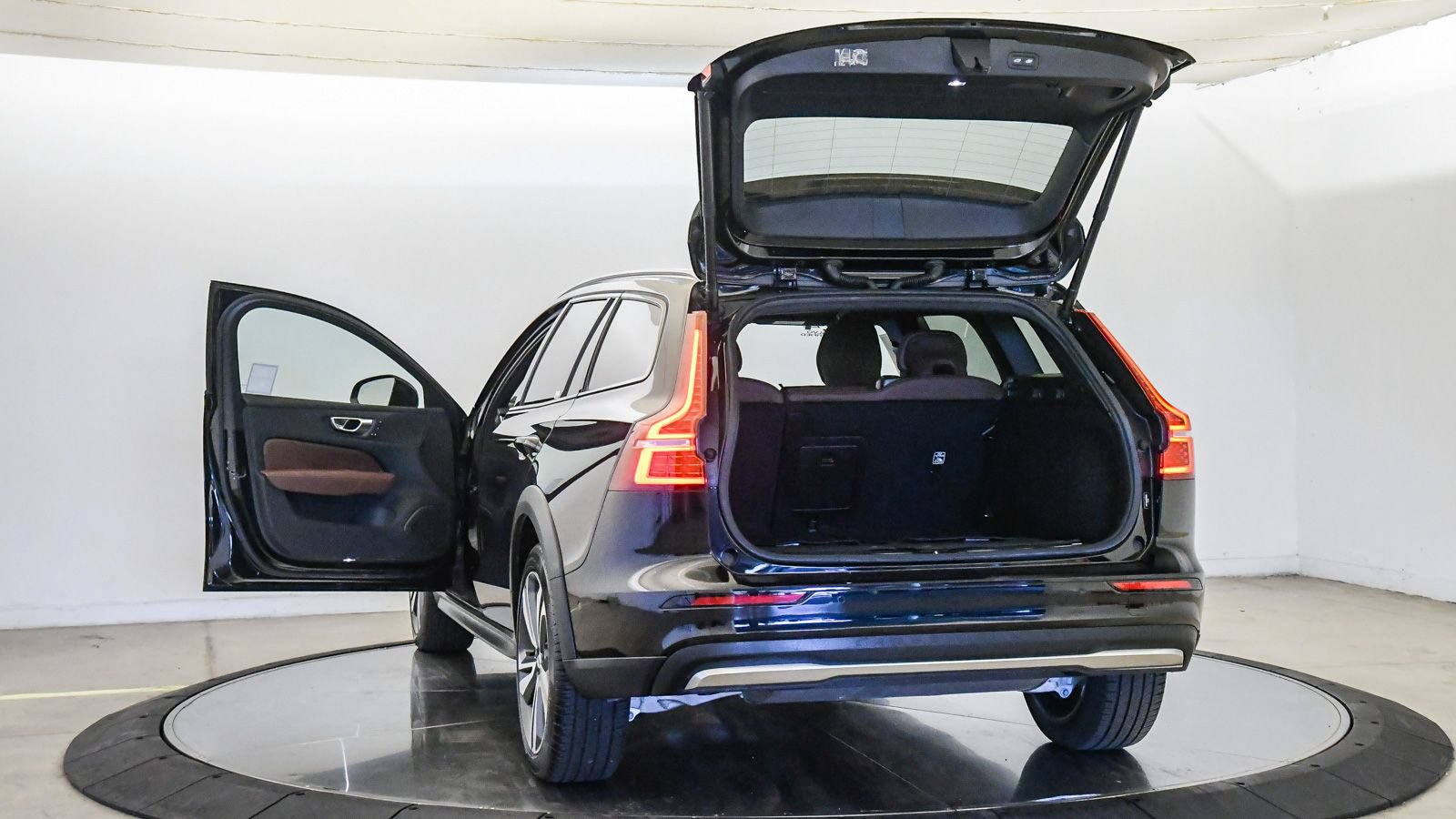 Certified 2024 Volvo V60 B5 Cross Country Plus AWD/4WD image 26
