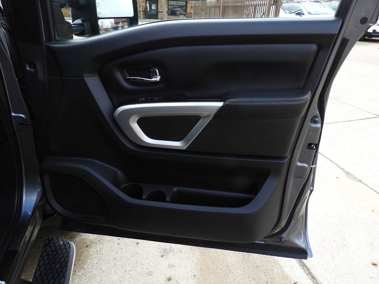 Used 2018 Nissan Titan SL w/ Chrome Package AWD/4WD image 34