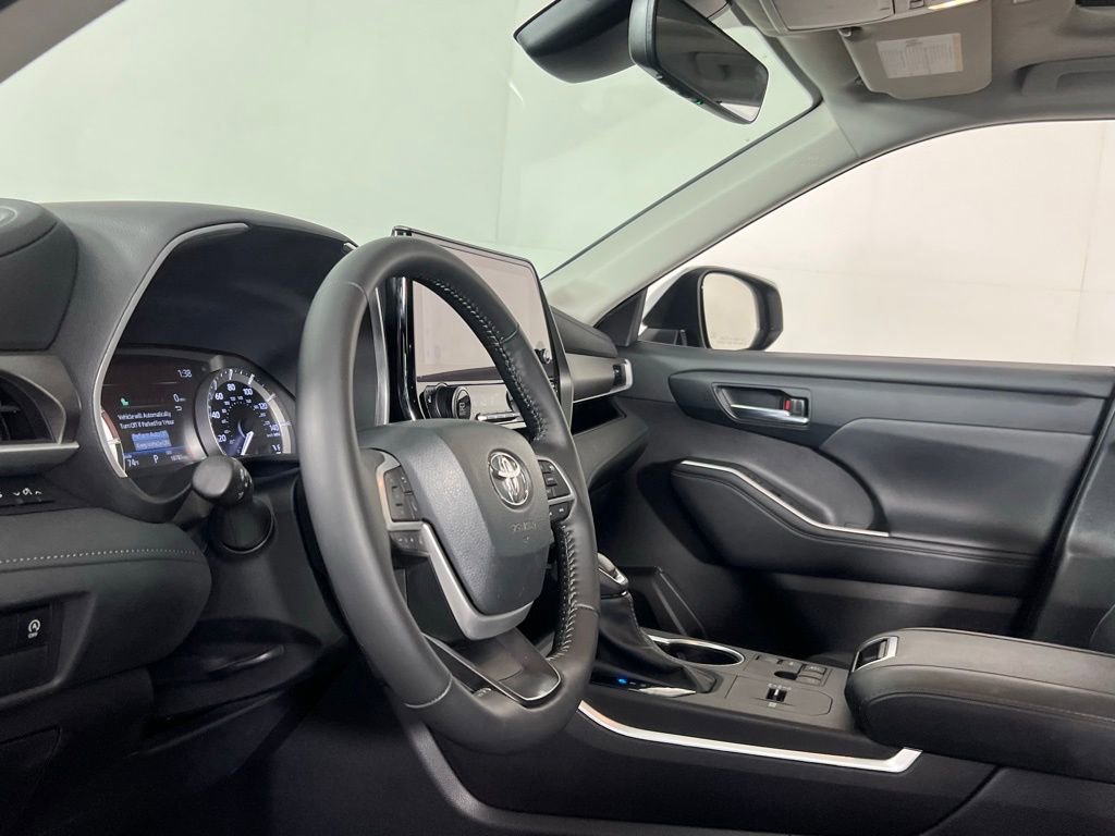 Used 2024 Toyota Highlander XLE image 21