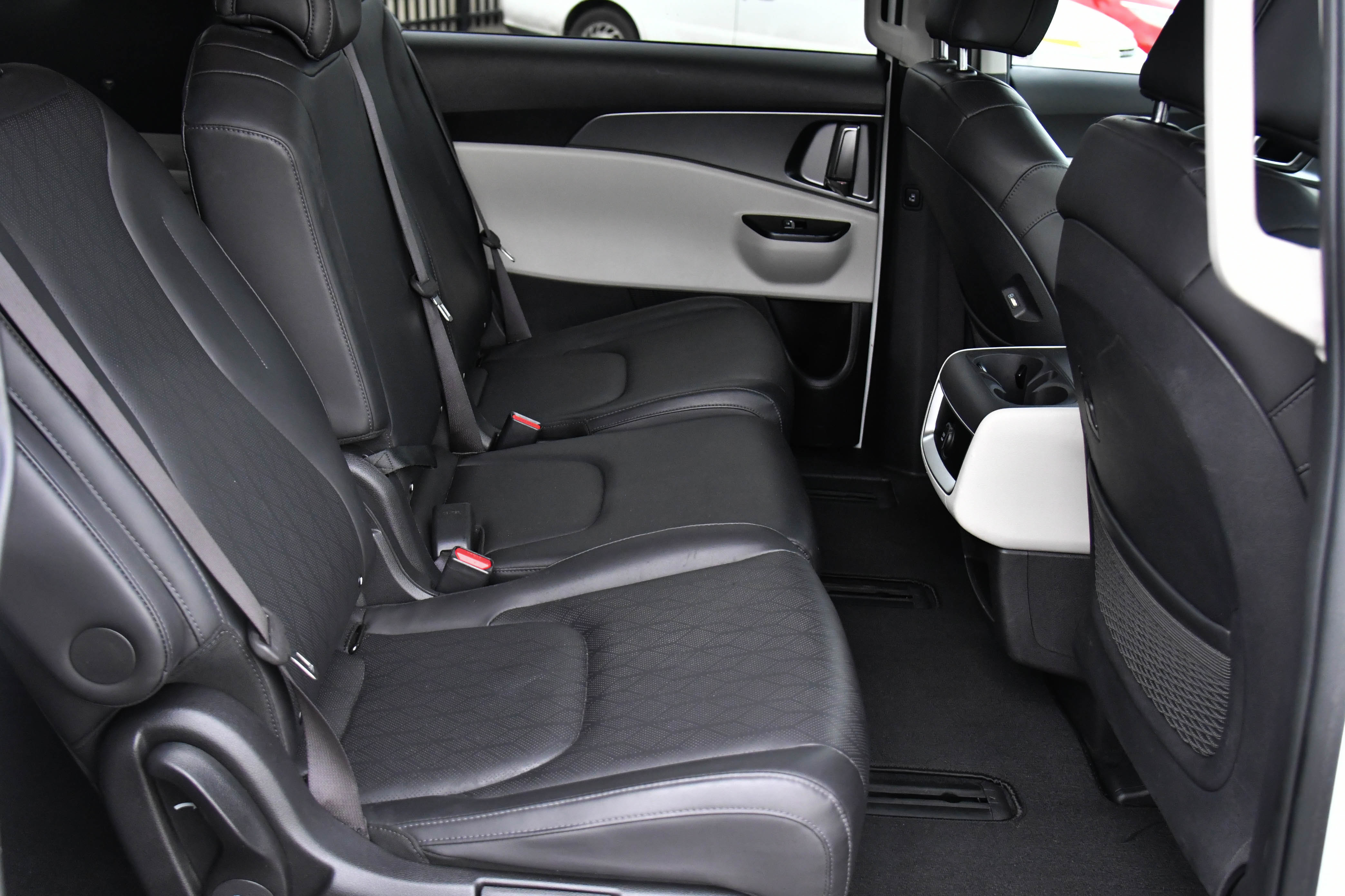 Used 2024 Kia Carnival LX image 44